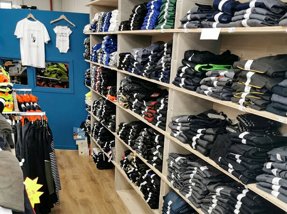 Le vendeur dans le magasin de matériaux de construction conseille l'acheteur sur les tuyaux pour les machines à laver ou les lave-vaisselle